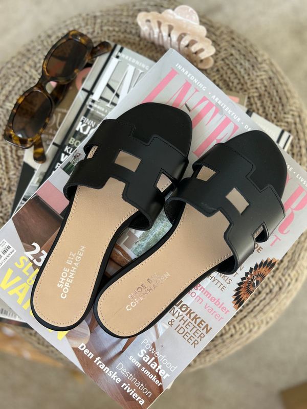 Claire New Plain Black